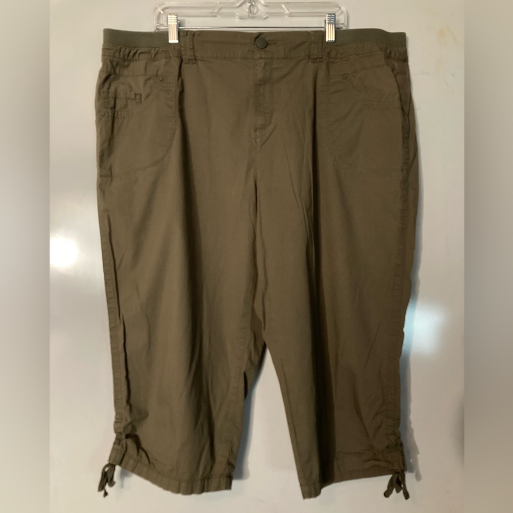 Women’s Avenue Capri Pants.  Size 22.  Olive Green Color.